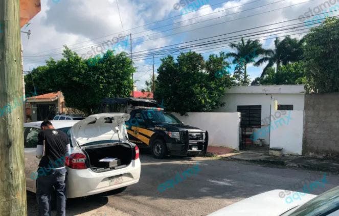 Autoridades fuera de la vivienda del ahora occiso. (Foto: Estamos aquí)