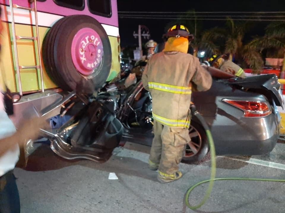 Rescatan a conductor prensado tras choque en Playa del Carmen; los hechos ocurrieron sobre uno de los puentes vehiculares.