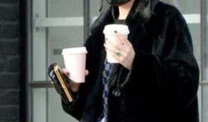 Dakota Johnson fue vista recientemente con un hermoso anillo.