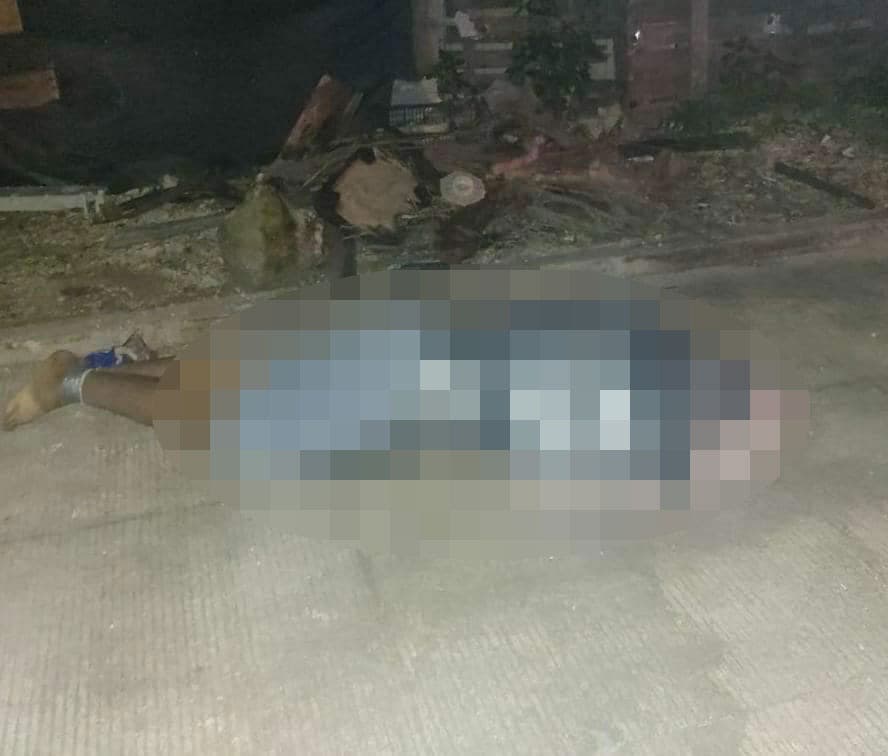 Abandonan cadáver semiembolsado en la Región 96; la víctima es un hombre que solo vestía una bermuda estampada.