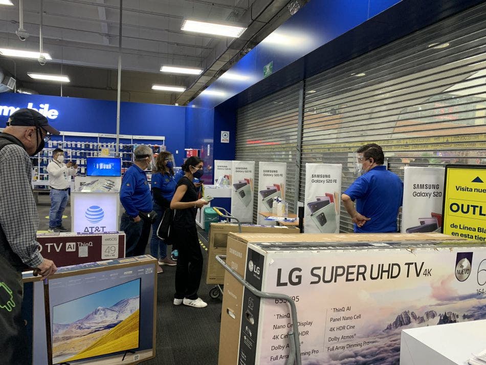 Se desbordan clientes ante la liquidación en Best Buy; mucha gente se quedó sin poder entrar a la tienda, tras horas de estar formada.