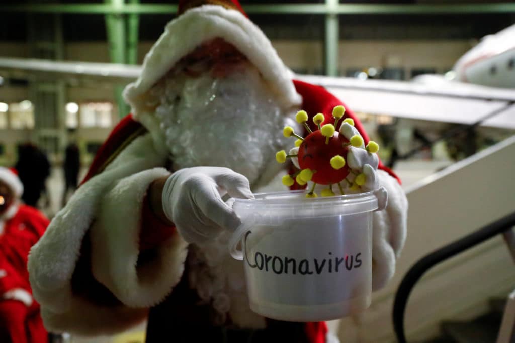 'Santa Claus' contagia de Covid a 118 personas en un asilo; fueron 98 residentes y 20 empleados lo que comenzaron con síntomas días después.