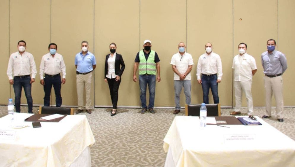 Gobierno de Laura Fernández y hoteleros se organizan para bacheo en Crococun, zona que se vio afectadas por las intensas lluvias de los últimos meses.