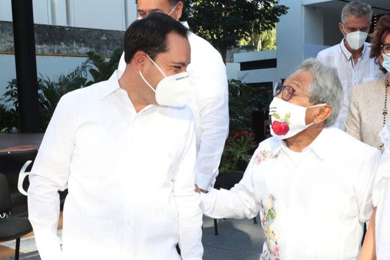 Gobernador Mauricio Vila junto a Armando Manzanero en reapertura del Museo.