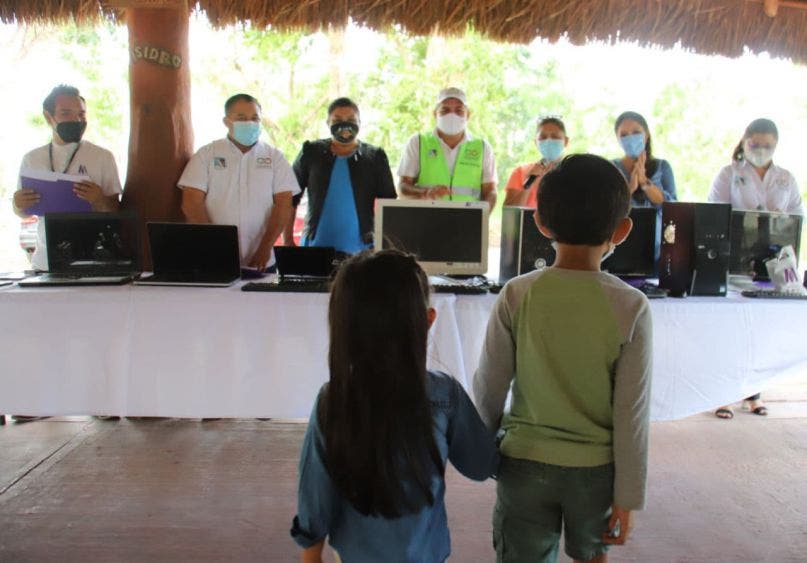 Entrega Laura Fernández equipo e cómputo a niñas y niños difusores de los derechos de la infancia, pertenecientes al Sistema para el Desarrollo Integral de la Familia (DIF) municipal