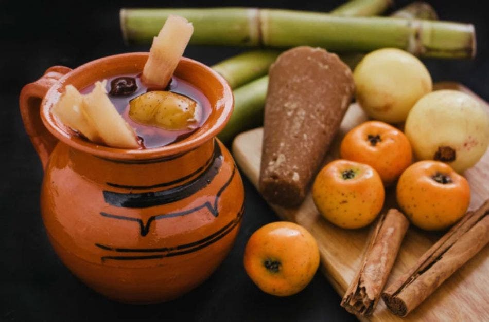 Enamora a tu familia con un delicioso ponche de frutas navideño