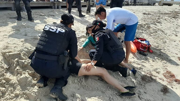 Rescatan a menores de edad que estaban a punto de ahogarse en Progreso