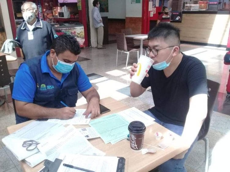 En Quintana Roo desalojaron 34 restaurantes por violar el horario.