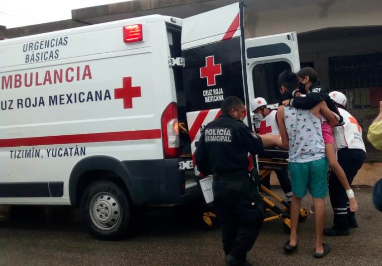 Paramédicos trasladaron a las tres personas a un hospital particular tras el accidente.