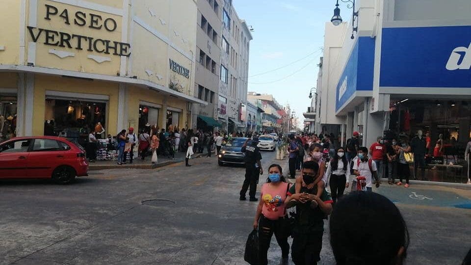 Comercios de Mérida registran extensas filas de ciudadanos en época decembrina