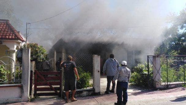 Cortocircuito en luces del árbol de navidad provoca un incendio en Buctzotz