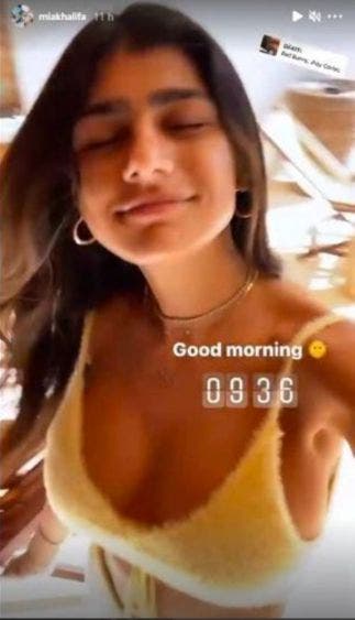 Mia Khalifa muestra peluche en Tulum