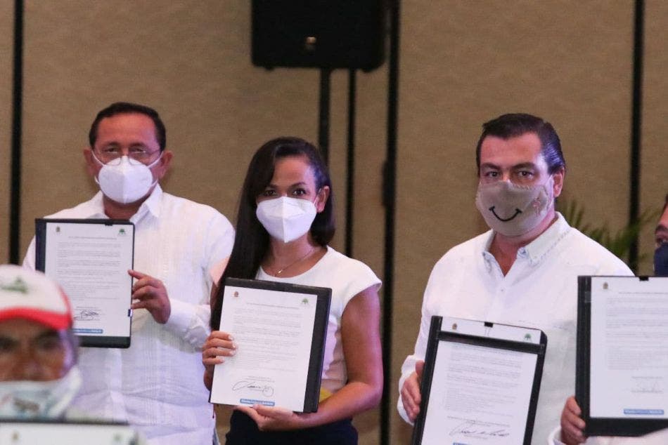 Firma Laura Fernández el pacto por la Reactivación Económica Responsable, el objetivo de conjuntar esfuerzos de autoridades locales, sectores sociales y productivos