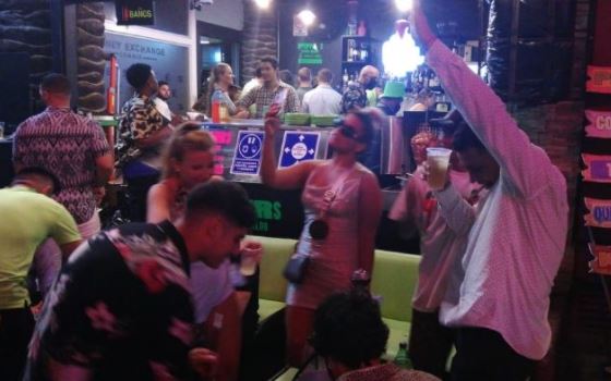 Turistas reciben el Año Nuevo 2021