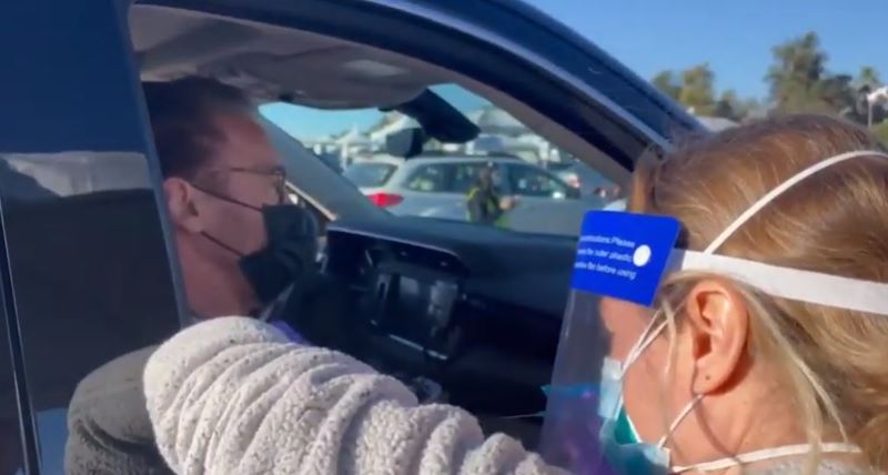 Arnold Schwarzenegger revive a ‘Terminator’ al recibir vacuna contra el Covid-19