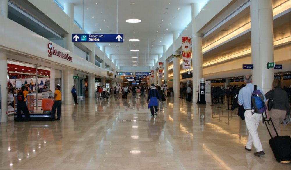 Desnudan a personal de limpieza en el Aeropuerto de Cancún