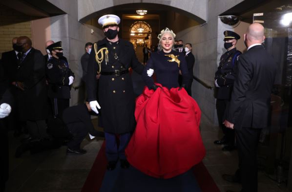 Hermoso Look decidió portar Gaga para cantar el Himno de los EU