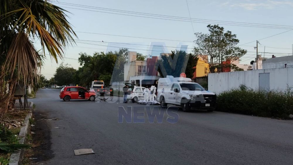 Muere taxista de Cancún en choque en Los Héroes; su unidad fue embestida y volcada, luego de ignorar el disco de alto.