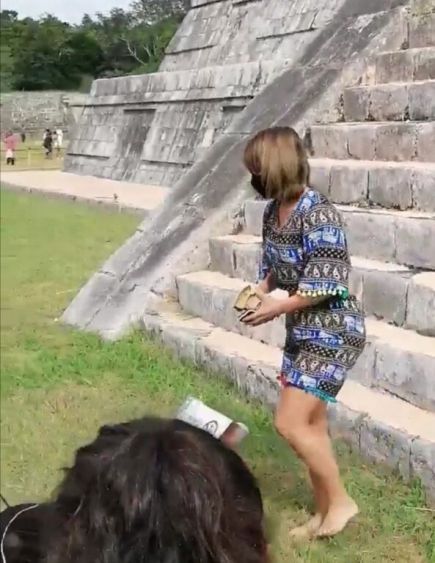 Turista que subió a pirámide de Chichen Itzá pagará una multa de hasta 50 mil pesos