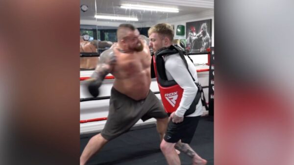 Ex hombre más fuerte del mundo golpea atleta y pasa esto...