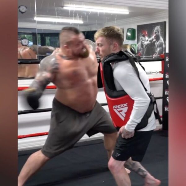 Ex hombre más fuerte del mundo golpea atleta y pasa esto...