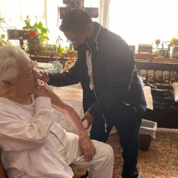 Recibe el actor Ignacio López Tarso primera dosis de vacuna