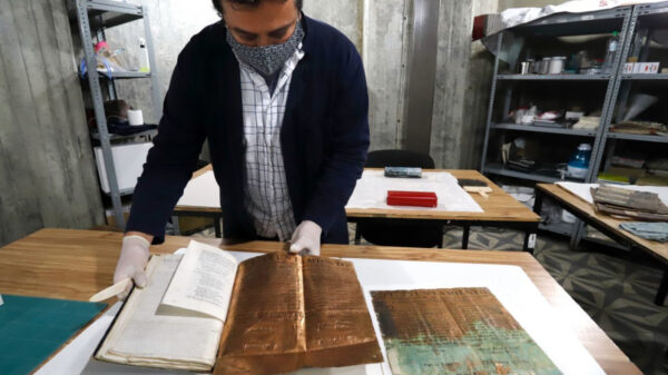 Hallan en archivo histórico de Puebla documentos en hojas de oro