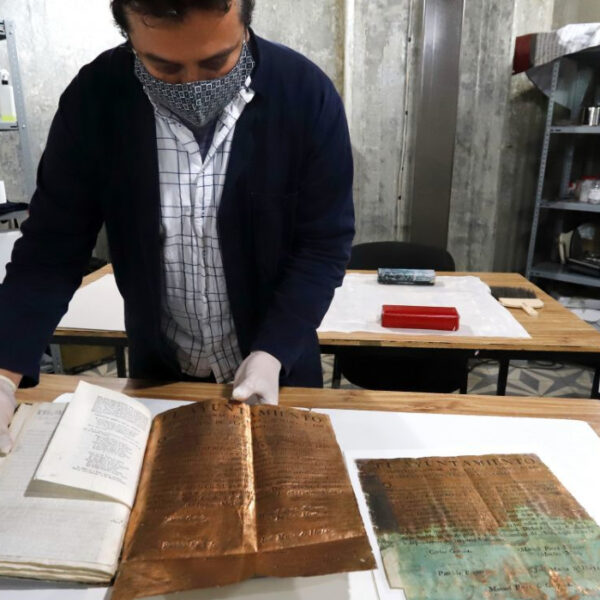 Hallan en archivo histórico de Puebla documentos en hojas de oro