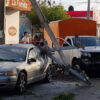 Cancún: Poste aplasta dos vehículos en SM 91