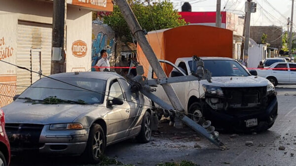 Cancún: Poste aplasta dos vehículos en SM 91