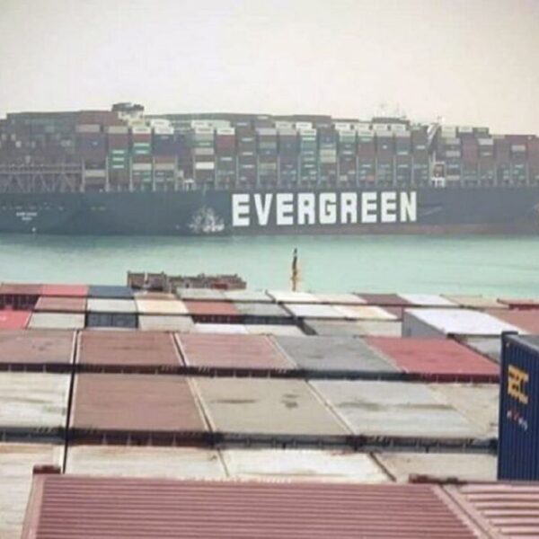 Buque encallado en Suez, podría durar semanas ahí