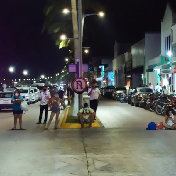 Turistas bloquean avenida en Cozumel por cancelación de cruces
