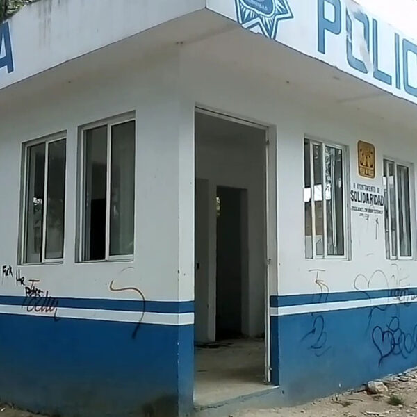 Convierten maleantes caseta de policía en su hogar