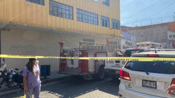 Reportan un muerto y desaparecidos en derrumbe de obra en Puebla