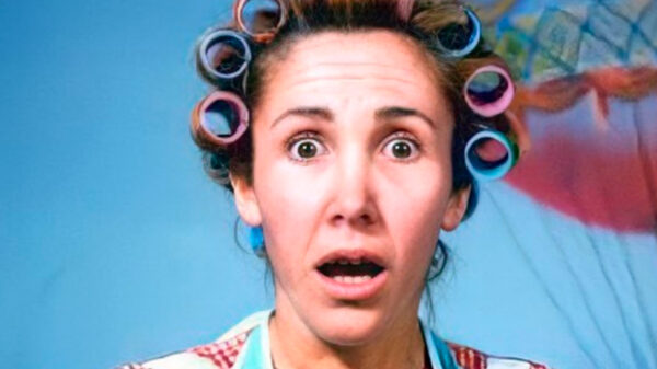 "Doña Florinda" acude vacunarse contra la Covid-19 ¡En pleno sol!