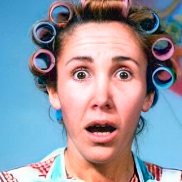 "Doña Florinda" acude vacunarse contra la Covid-19 ¡En pleno sol!