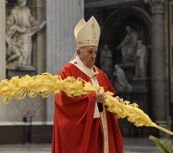Con presencia de pocos fieles celebra el Papa la misa del Domingo de Ramos.