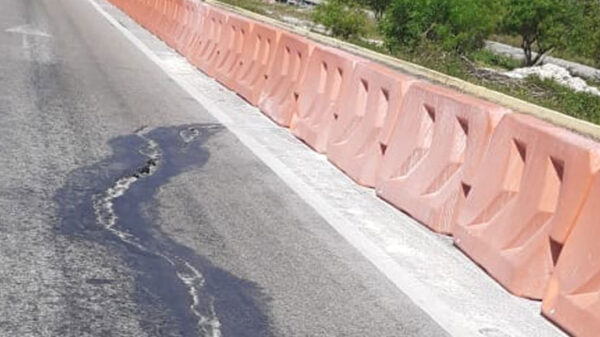 Aparecen nuevas grietas en la carretea a Playa del Carmen.