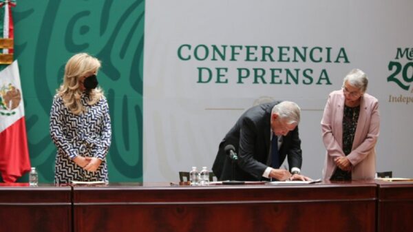 Firman AMLO y gobernadores pacto por la democracia