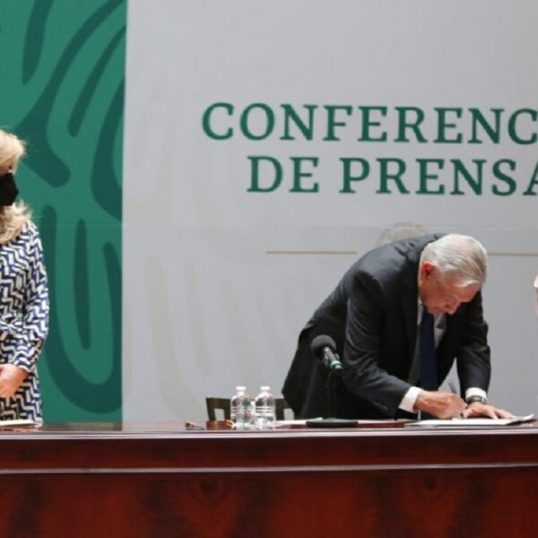 Firman AMLO y gobernadores pacto por la democracia