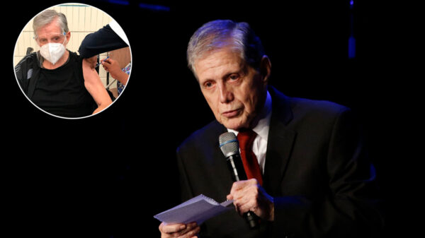 Héctor Bonilla acude a recibir su primera vacuna anticovid