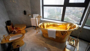 ¡Brillante! Abren hotel chapado en oro