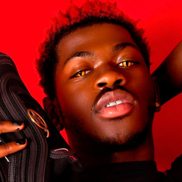 Lil Nas X lanza tenis con "sangre humana"