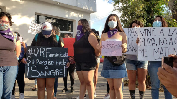 Manifestación pacífica de colectivos feministas en Cozumel