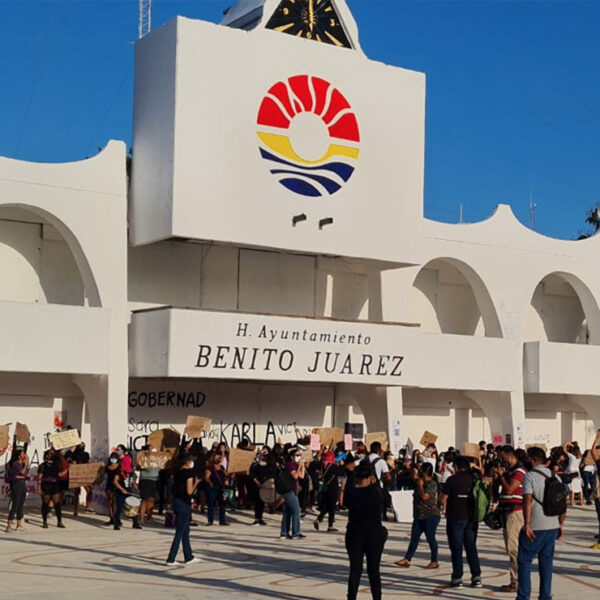 Se manifiestan feministas en Cancún por policías asesinos