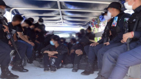 Policías rescatan a 53 migrantes en domicilio de Nuevo León