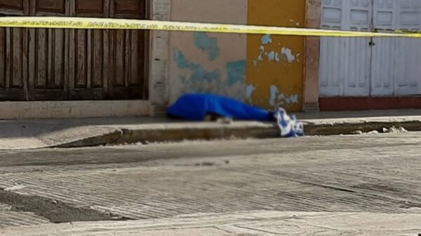Hombre se desvanece y muere mientras caminaba en el Centro de Mérida