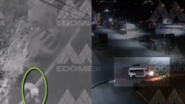 Mujer es arrojada de una combi en EdoMex