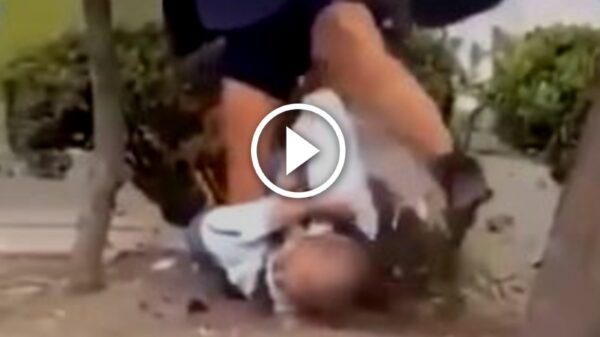 Detienen a mujer que golpeó a un hombre de la tercera edad en CDMX