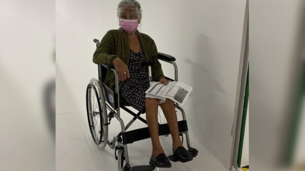 Vacunación contra covid-19 deja dolor de cabeza a octogenaria en Cancún